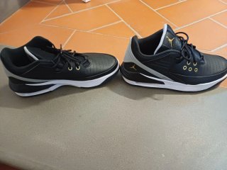 Jordan Max Aura 5 Scarpe da Ginnastica Nero Oro