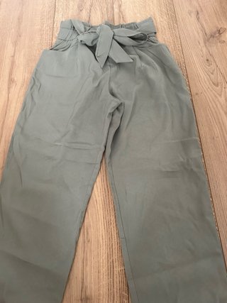 Pantalones anchos verde oliva con cinturón
