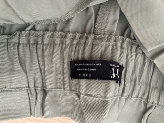 Pantalones anchos verde oliva con cinturón