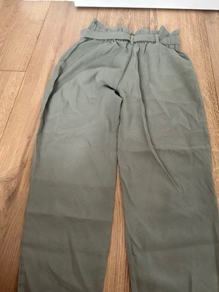 Pantalones anchos verde oliva con cinturón