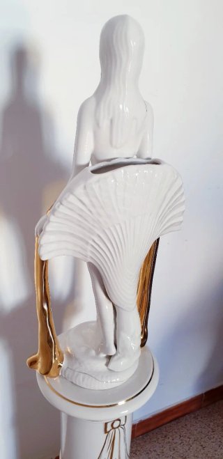 ESCULTURA DE PORCELANA