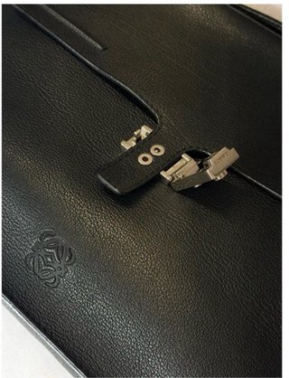 Bolso de mano Loewe negro con llave