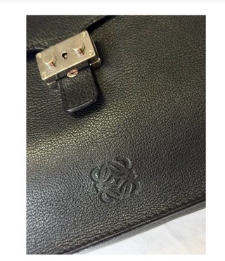 Bolso de mano Loewe negro con llave