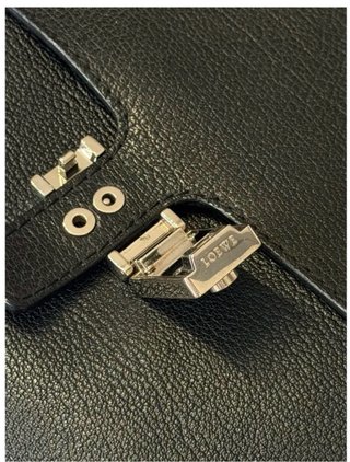 Bolso de mano Loewe negro con llave