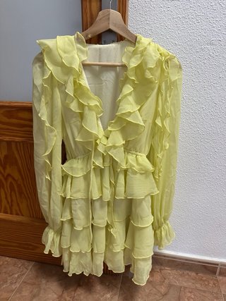 Vestido amarillo mini con volantes de manga larga