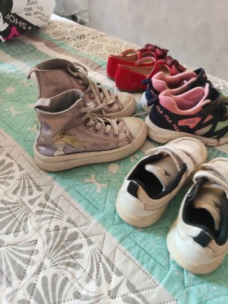 Lote 7 pares zapatillas niña T27