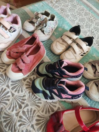 Lote 7 pares zapatillas niña T27