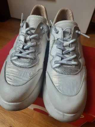 Zapatillas blancas con algo de plataforma.