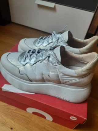 Zapatillas blancas con algo de plataforma.