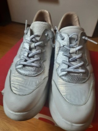 Zapatillas blancas con algo de plataforma.