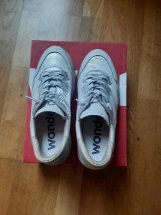 Zapatillas blancas con algo de plataforma.