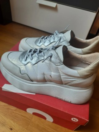 Zapatillas blancas con algo de plataforma.