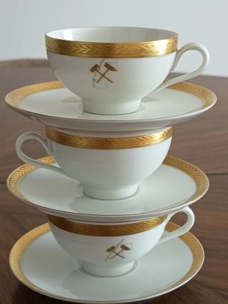 Juego 3 tazas y platos oro