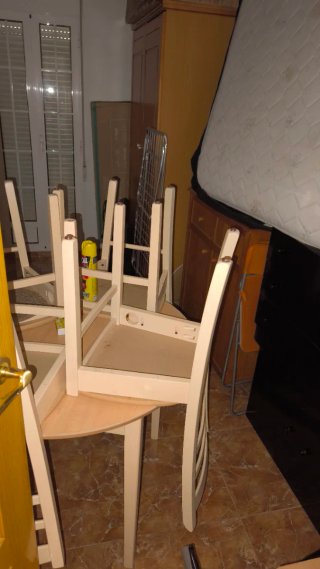 Cómoda negra y juego de comedor