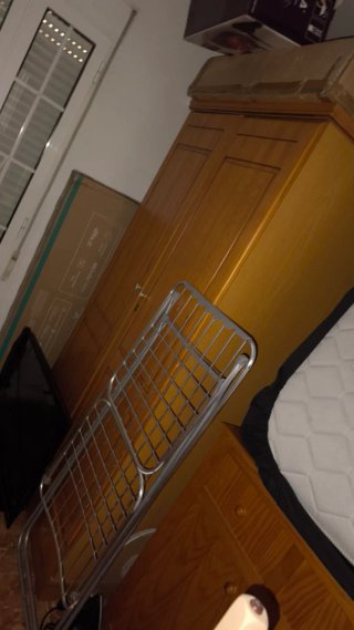 Cómoda negra y juego de comedor