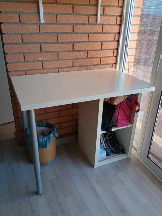 Escritorio blanco y plateado
