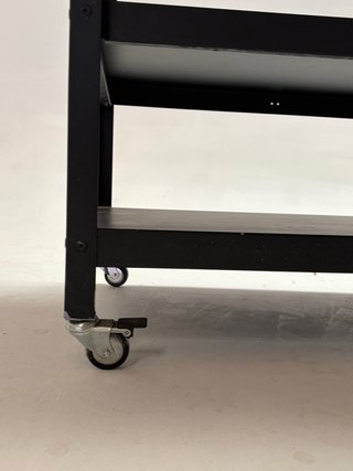 Mesa auxiliar de trabajo con ruedas. Fotografia.