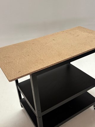 Mesa auxiliar de trabajo con ruedas. Fotografia.