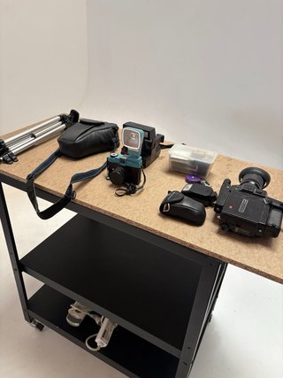 Mesa auxiliar de trabajo con ruedas. Fotografia.
