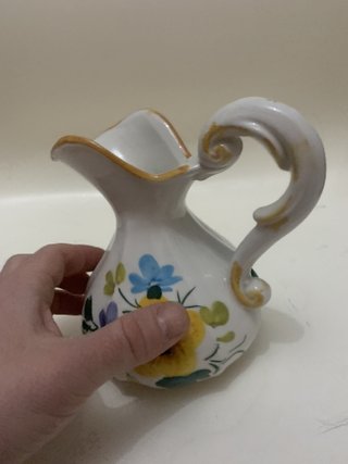 Brocca in ceramica dipinta a mano