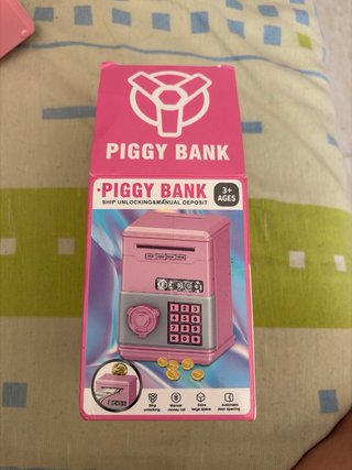 Hucha rosa con teclado numérico