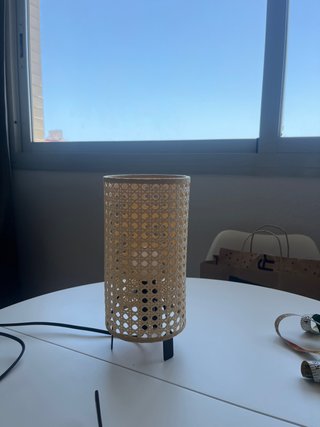 Lámpara de mesa ratán y metal