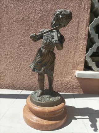 Statuetta bambina con violino in bronzo