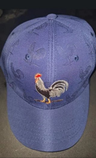 Gorra azul con bordado de gallo