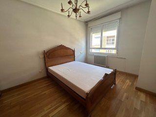 Cama de madera con colchón
