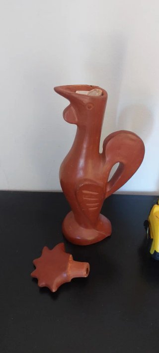 Figura de gallo de cerámica