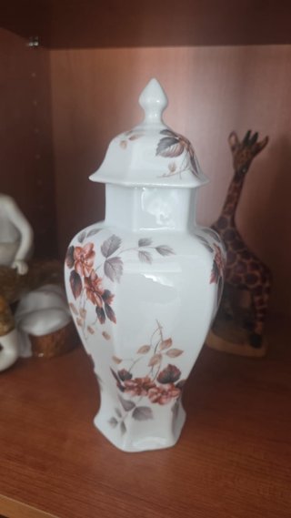 Jarrón de porcelana con flores