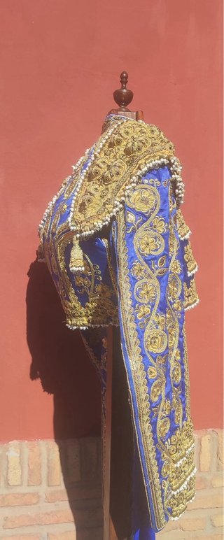Extraordinario traje de luces azul pavo y oro