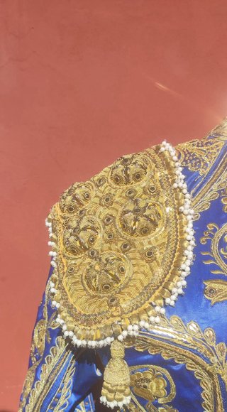 Extraordinario traje de luces azul pavo y oro