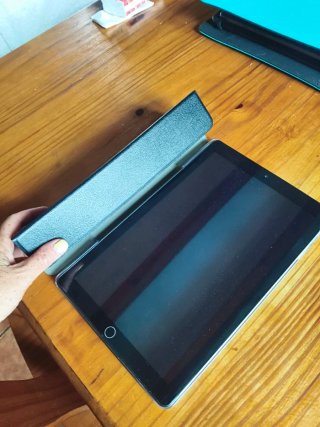 Tablet Negra con Funda negra