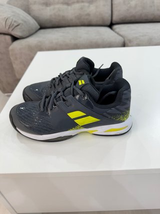 Zapatillas pádel niño Babolat grises y amarillas