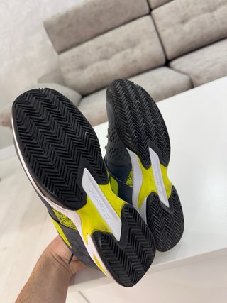 Zapatillas pádel niño Babolat grises y amarillas