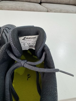 Zapatillas pádel niño Babolat grises y amarillas