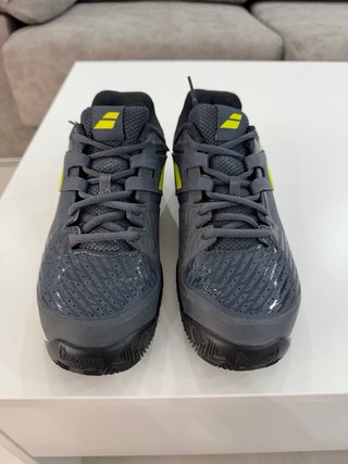 Zapatillas pádel niño Babolat grises y amarillas