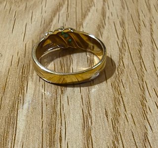 Anillo dorado  con esmeraldas