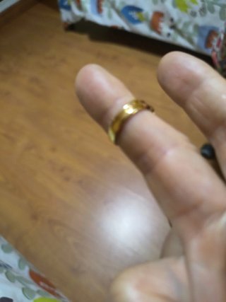 Anillo dorado  con esmeraldas