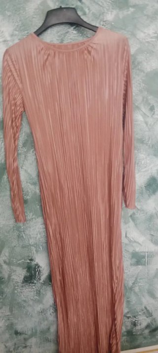Vestido rosa plisado manga larga