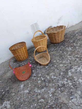 Lote 5 cestas mimbre y madera