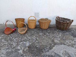 Lote 5 cestas mimbre y madera