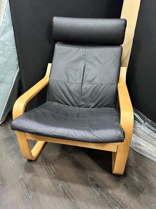 Butaca de cuero y madera