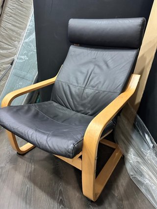 Butaca de cuero y madera