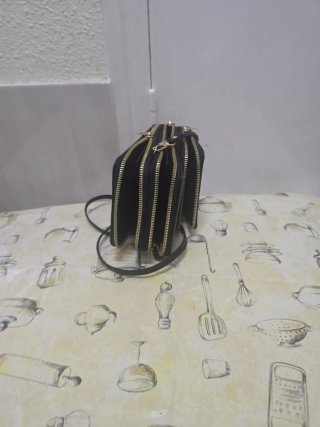 Cartera de mujer negra con múltiples cremalleras