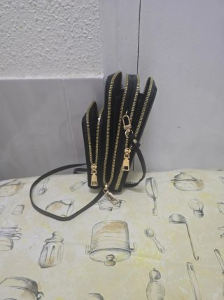Cartera de mujer negra con múltiples cremalleras