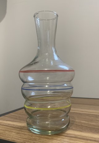 Caraffa in vetro soffiato con bande colorate