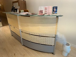Mostrador recepción madera y cristal