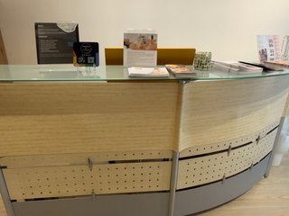 Mostrador recepción madera y cristal